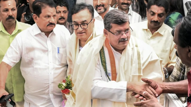 கேரள முதல்வர் தேர்வு: காங்கிரஸ் மேலிடத்திற்கு முழு அதிகாரம் அளித்து எம்எல்ஏக்கள் தீர்மானம்