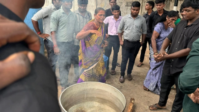 முள்ளிவாய்க்கால் நினைவு வாரம்: வல்வெட்டித்துறையில் கொட்டும் மழையிலும் வழங்கப்பட்ட முள்ளிவாய்க்கால் கஞ்சி