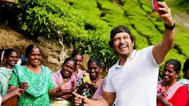 தேயிலைத் தோட்ட தொழிலாளர்களுடன் 'அந்நியன்' படப் பாடலைப் பாடி மகிழ்ந்த நடிகர் விக்ரம்: இணையத்தில் வைரலாகும் நெகிழ்ச்சி வீடியோ!