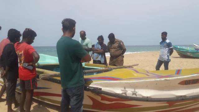 Batticaloa-வில் சோகம்: கடலில் சடலமாக மிதந்த இளம் மீனவர்; மரணத்தில் மர்மம் என உறவினர்கள் சந்தேகம்