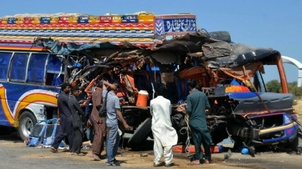 Pakistan-ல் கோர சாலை விபத்து: நிறுத்தப்பட்டிருந்த பேருந்து மீது வேன் மோதி 12 பேர் உயிரிழப்பு