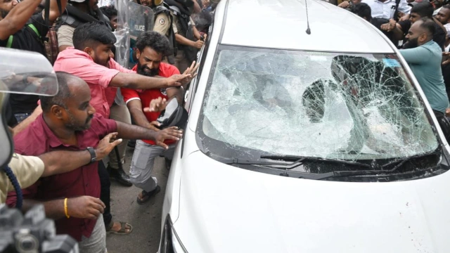 கருவன்னூர் வங்கி மோசடி: ED அதிகாரிகள் மீது தாக்குதல்; CPI(M) தொண்டர்கள் மீது வழக்கு - கேரளாவில் பெரும் அரசியல் சர்ச்சை