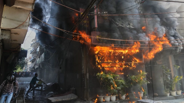 ராஜ்கோட் தீ விபத்து: உரிமமின்றி இயங்கிய கேம் ஸோன்; 30 உயிர்களைப் பலிவாங்கிய அலட்சியத்தின் உச்சம்