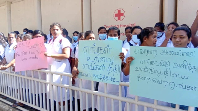நிரந்தர நியமனத்தில் அநீதி: யாழ். போதனா வைத்தியசாலை சுகாதாரத் தொண்டர்கள் வீதியில் இறங்கிப் போராட்டம்!