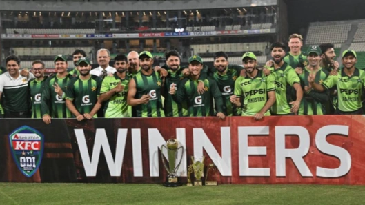 Babar Azam-இன் அபார சதம்: 20 ஆண்டுகளுக்குப் பிறகு Australia-வுக்கு எதிரான ஒருநாள் தொடரை வென்று Pakistan வரலாற்று சாதனை