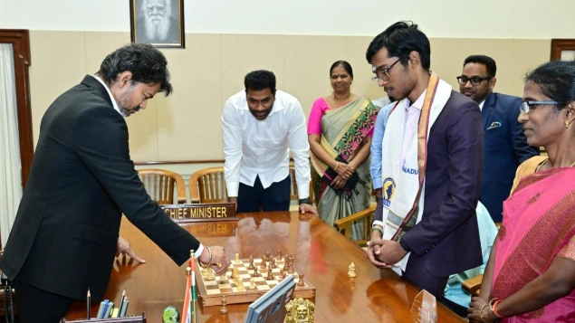 Norway செஸ் தொடரில் வரலாற்று வெற்றி: பிரக்ஞானந்தாவிற்கு முதல்வர் விஜய்! ₹75 லட்சம் ஊக்கத்தொகை வழங்கிப் பாராட்டு