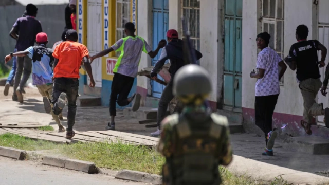 Kenya: அமெரிக்காவின் Ebola மையத்திற்கு எதிரான போராட்டம் வன்முறைக்களமாக மாறியது; துப்பாக்கிச்சூட்டில் ஒருவர் உயிரிழப்பு