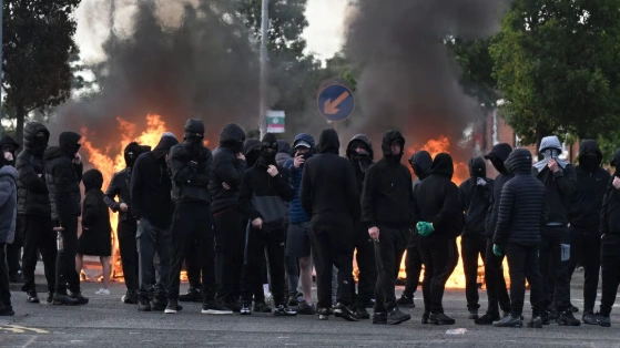 Northern Ireland இல் இனவாத வன்முறை தீவிரம்: கத்திக்குத்து சம்பவத்தைத் தொடர்ந்து Belfast நகரில் கலவரம்