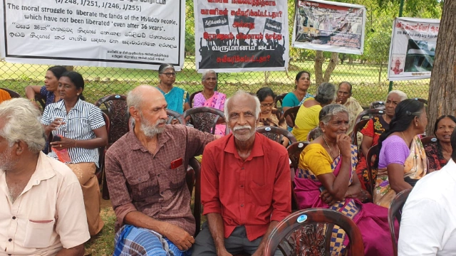 பூர்வீக நிலங்களை விடுவிக்கக் கோரி தொடரும் போராட்டம்: வலிகாமம் வடக்கில் இராணுவத் தலைமையகம் முன் மக்கள் ஆர்ப்பாட்டம்