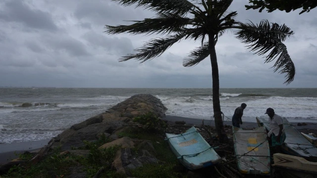 இலங்கை கடற்பரப்பில் வானிலை சீற்றம்: மீனவர்களுக்கான சிவப்பு எச்சரிக்கை மறு அறிவித்தல் வரை நீட்டிப்பு