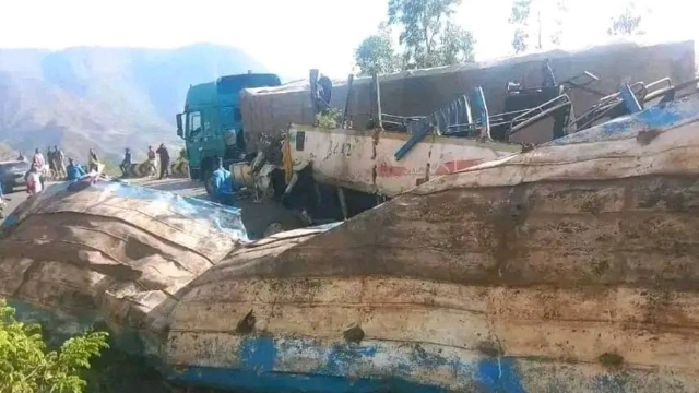 Ethiopia-வில் கோர விபத்து: பள்ளத்தாக்கில் பேருந்து கவிழ்ந்ததில் 31 பேர் பலி; மீட்புப் பணியில் தாமதம்