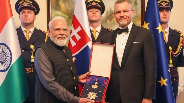 இந்தியா-Slovakia உறவில் புதிய மைல்கல்: பிரதமர் மோடிக்கு அந்நாட்டின் உயரிய விருது வழங்கி கௌரவிப்பு; முக்கிய ஒப்பந்தங்கள் கைச்சாத்து